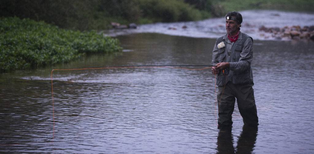 Horgász LED világítással a vízben szürkületkor